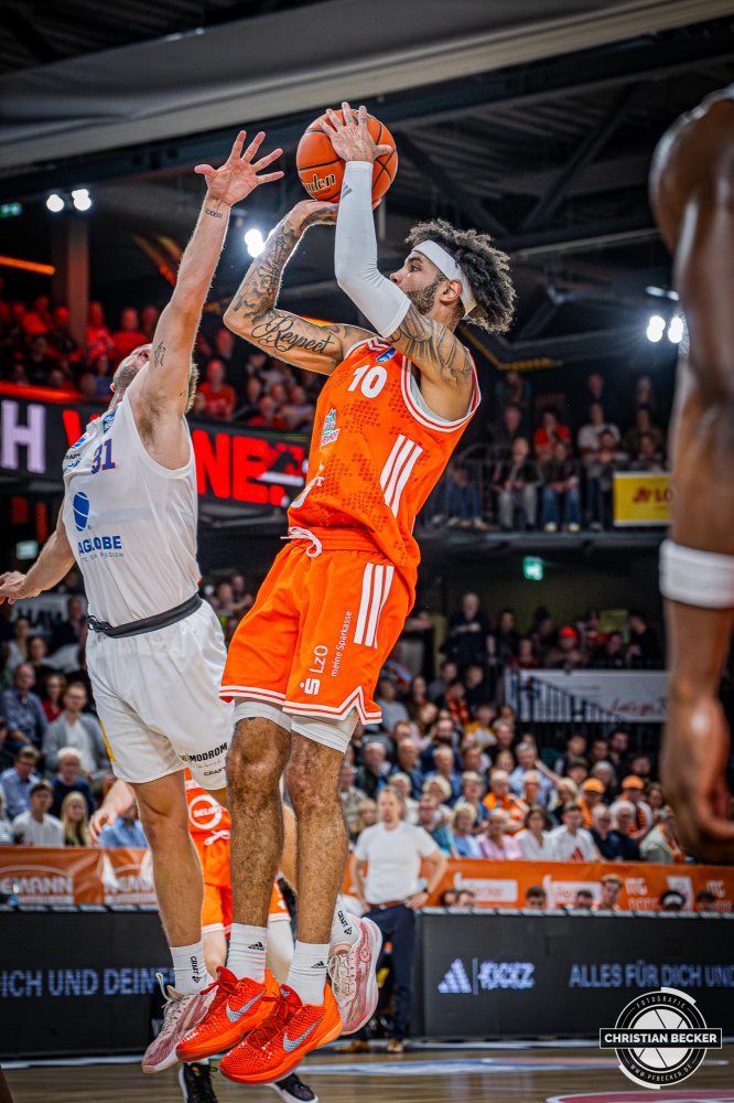 1. Basketball Bundesliga, easyCredit BBL, Saison 2025/2026, Herren, Hauptrunde, 3. Spieltag, 04.10.2025, RASTA Vechta - SYNTAINICS MBC
Tevin Brown (#10 - RASTA Vechta) beim Jumpshot
Schlüsselwörter: 04.10.2025;1. Bundesliga;3. Spieltag;BBL;Basketball;Hauptrunde;Liga;MBC;RASTA;RASTA Dome;Saison 2025/2026;Syntainics;Vechta;Wei&szlig;enfels;easycredit