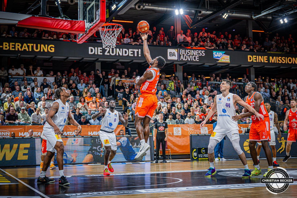 1. Basketball Bundesliga, easyCredit BBL, Saison 2025/2026, Herren, Hauptrunde, 3. Spieltag, 04.10.2025, RASTA Vechta - SYNTAINICS MBC
TJ Bamba (#5 - RASTA Vechta) beim Korbleger
Schlüsselwörter: 04.10.2025;1. Bundesliga;3. Spieltag;BBL;Basketball;Hauptrunde;Liga;MBC;RASTA;RASTA Dome;Saison 2025/2026;Syntainics;Vechta;Wei&szlig;enfels;easycredit