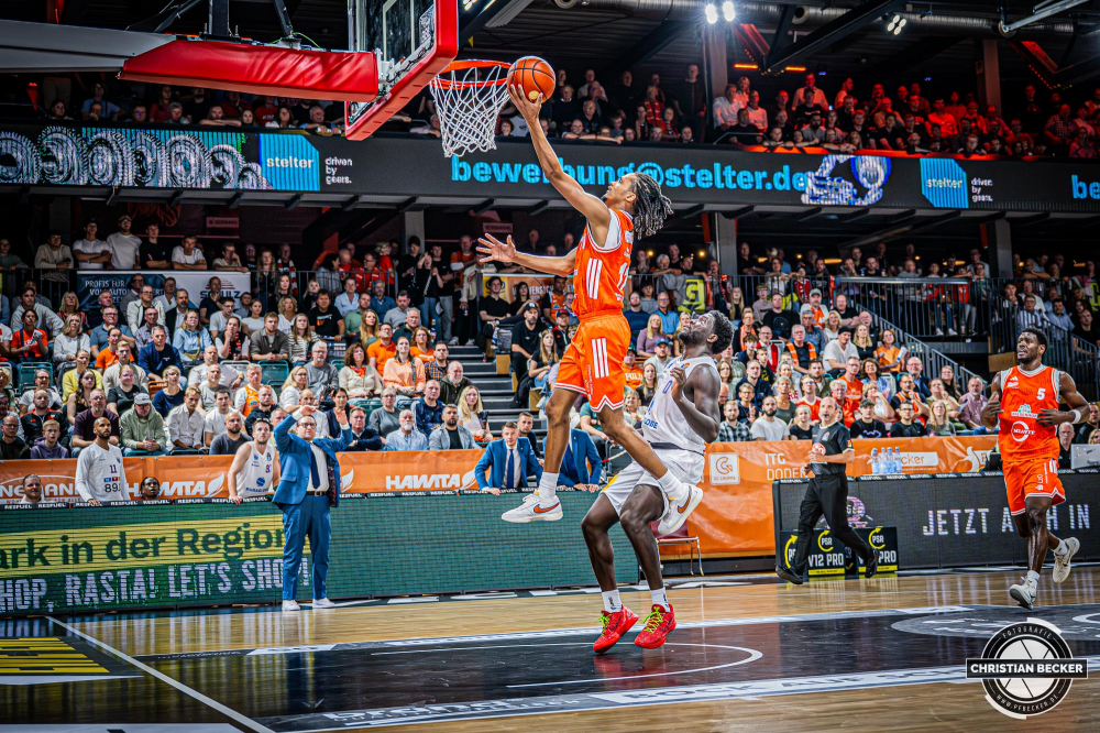 1. Basketball Bundesliga, easyCredit BBL, Saison 2025/2026, Herren, Hauptrunde, 3. Spieltag, 04.10.2025, RASTA Vechta - SYNTAINICS MBC
Alonzo Verge (#11 - RASTA Vechta) beim Korbleger
Schlüsselwörter: 04.10.2025;1. Bundesliga;3. Spieltag;BBL;Basketball;Hauptrunde;Liga;MBC;RASTA;RASTA Dome;Saison 2025/2026;Syntainics;Vechta;Wei&szlig;enfels;easycredit