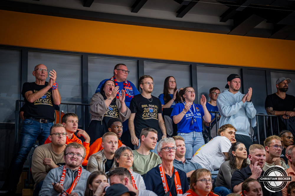 1. Basketball Bundesliga, easyCredit BBL, Saison 2025/2026, Herren, Hauptrunde, 3. Spieltag, 04.10.2025, RASTA Vechta - SYNTAINICS MBC
Die Fans von SYNTAINICS MBC w&auml;hrend der Partie
Schlüsselwörter: 04.10.2025;1. Bundesliga;3. Spieltag;BBL;Basketball;Hauptrunde;Liga;MBC;RASTA;RASTA Dome;Saison 2025/2026;Syntainics;Vechta;Wei&szlig;enfels;easycredit