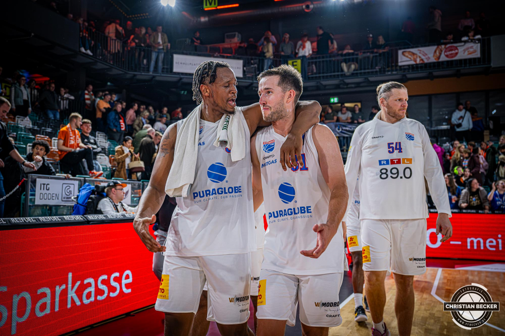 1. Basketball Bundesliga, easyCredit BBL, Saison 2025/2026, Herren, Hauptrunde, 3. Spieltag, 04.10.2025, RASTA Vechta - SYNTAINICS MBC
Stephon Jelks (#30 - SYNTAINICS MBC) und Spencer Reaves (#31 - SYNTAINICS MBC) nach der Partie
Schlüsselwörter: 04.10.2025;1. Bundesliga;3. Spieltag;BBL;Basketball;Hauptrunde;Liga;MBC;RASTA;RASTA Dome;Saison 2025/2026;Syntainics;Vechta;Wei&szlig;enfels;easycredit