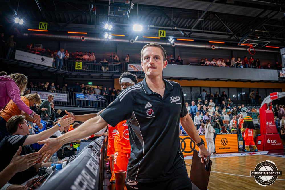 1. Basketball Bundesliga, easyCredit BBL, Saison 2025/2026, Herren, Hauptrunde, 3. Spieltag, 04.10.2025, RASTA Vechta - SYNTAINICS MBC
Domenik Theodorou (Athletic Coach - RASTA Vechta) nach der Partie
Schlüsselwörter: 04.10.2025;1. Bundesliga;3. Spieltag;BBL;Basketball;Hauptrunde;Liga;MBC;RASTA;RASTA Dome;Saison 2025/2026;Syntainics;Vechta;Wei&szlig;enfels;easycredit