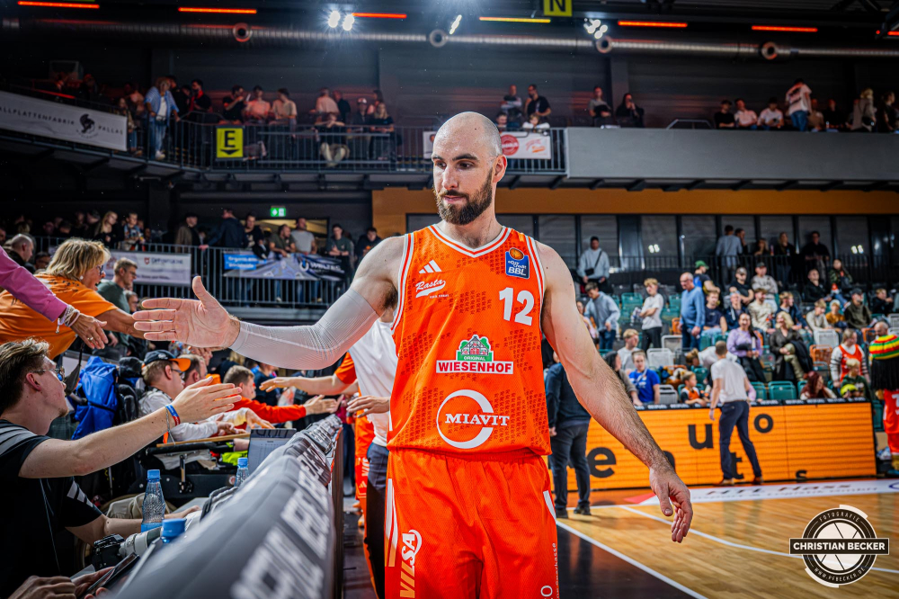 1. Basketball Bundesliga, easyCredit BBL, Saison 2025/2026, Herren, Hauptrunde, 3. Spieltag, 04.10.2025, RASTA Vechta - SYNTAINICS MBC
Tommy Kuhse (#12 - RASTA Vechta) nach der Partie
Schlüsselwörter: 04.10.2025;1. Bundesliga;3. Spieltag;BBL;Basketball;Hauptrunde;Liga;MBC;RASTA;RASTA Dome;Saison 2025/2026;Syntainics;Vechta;Wei&szlig;enfels;easycredit