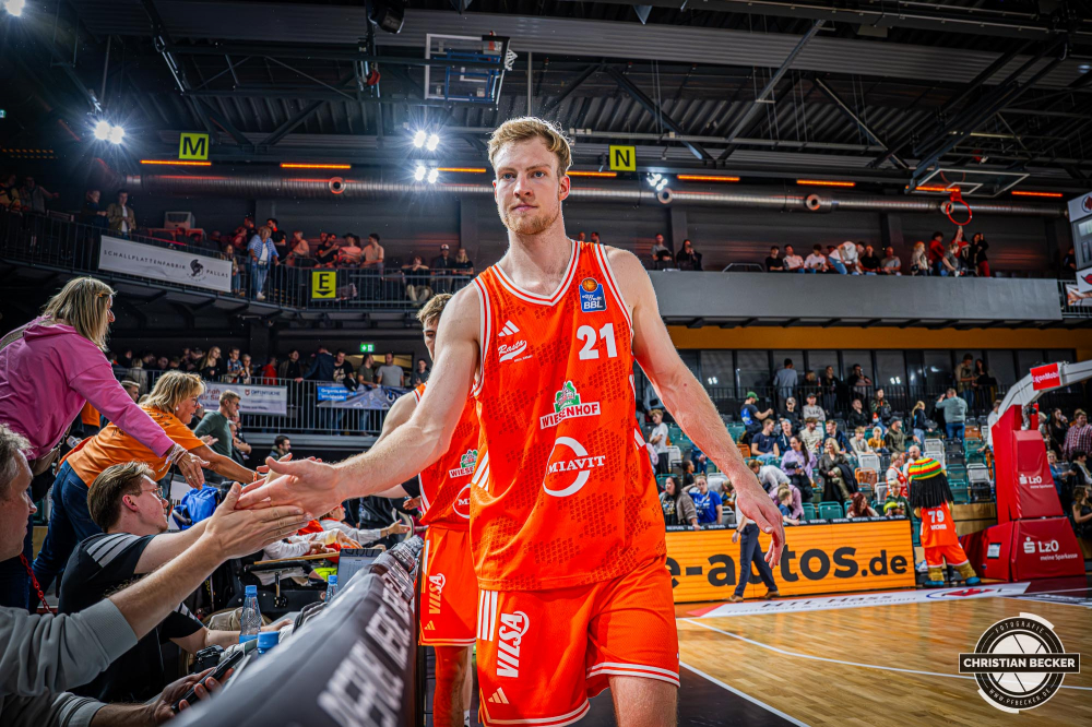 1. Basketball Bundesliga, easyCredit BBL, Saison 2025/2026, Herren, Hauptrunde, 3. Spieltag, 04.10.2025, RASTA Vechta - SYNTAINICS MBC
Lars Thiemann (#21 - RASTA Vechta) nach der Partie
Schlüsselwörter: 04.10.2025;1. Bundesliga;3. Spieltag;BBL;Basketball;Hauptrunde;Liga;MBC;RASTA;RASTA Dome;Saison 2025/2026;Syntainics;Vechta;Wei&szlig;enfels;easycredit