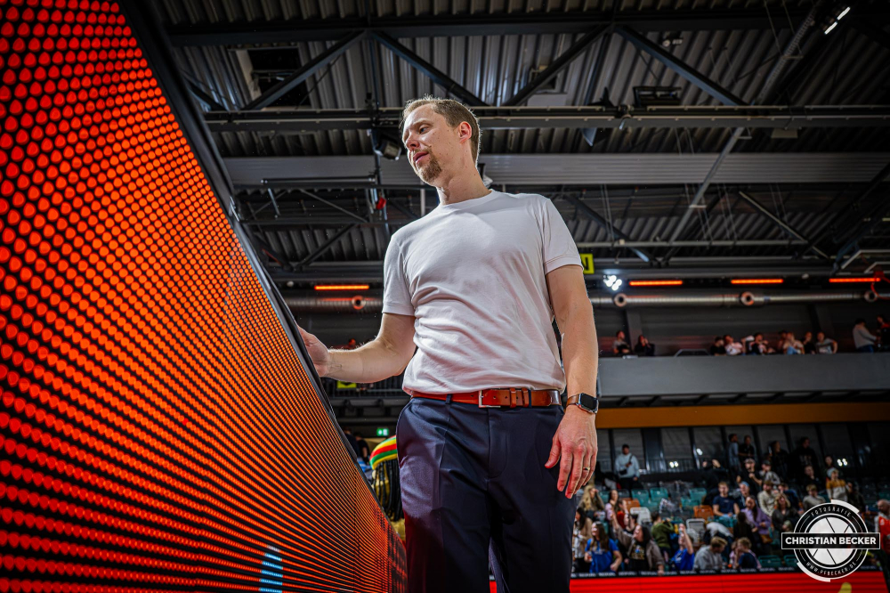 1. Basketball Bundesliga, easyCredit BBL, Saison 2025/2026, Herren, Hauptrunde, 3. Spieltag, 04.10.2025, RASTA Vechta - SYNTAINICS MBC
Christian Held (Head-Coach - RASTA Vechta) nach der Partie
Schlüsselwörter: 04.10.2025;1. Bundesliga;3. Spieltag;BBL;Basketball;Hauptrunde;Liga;MBC;RASTA;RASTA Dome;Saison 2025/2026;Syntainics;Vechta;Wei&szlig;enfels;easycredit