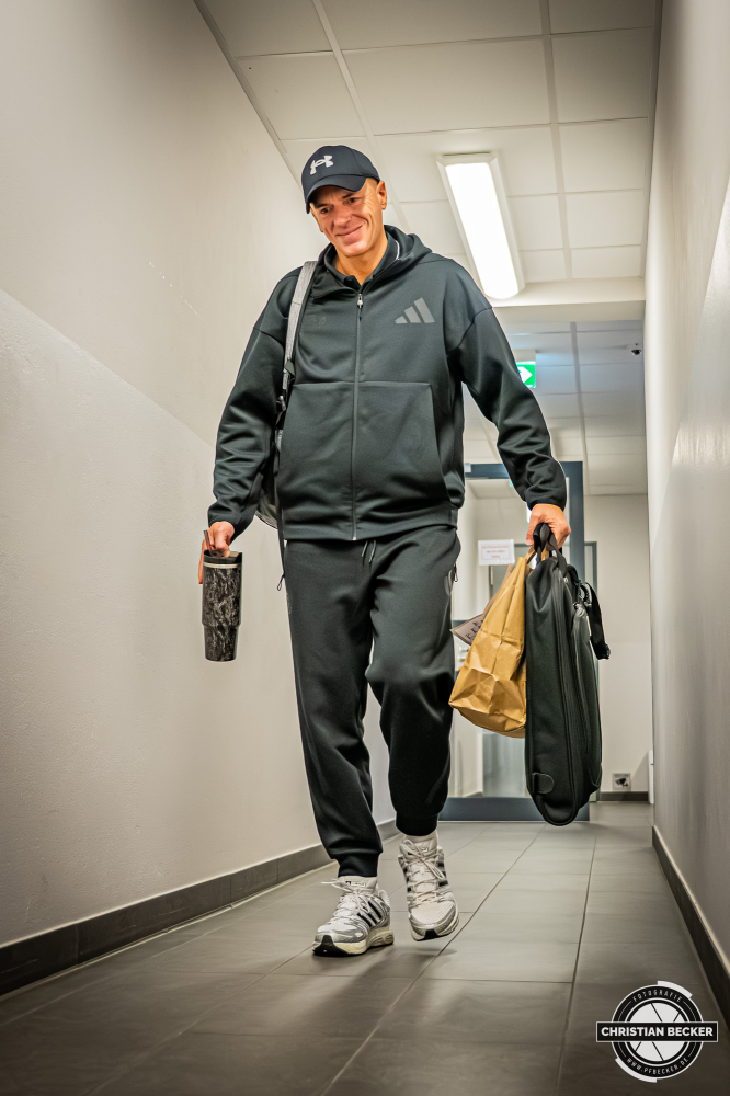 1. Basketball Bundesliga, easyCredit BBL, Saison 2025/2026, Herren, Pokal. Achtelfinale, 19.10.2025, RASTA Vechta - NINERS Chemnitz
Rodrigo Pastore (Head Coach - NINERS Chemnitz) vor der Partie
Schlüsselwörter: 1. Bundesliga;19.10.2025;Achtelfinale;BBL;Basketball;Chemnitz;NINERS;Pokal;RASTA;RASTA Dome;Saison 2025/2026;Vechta;easycredit