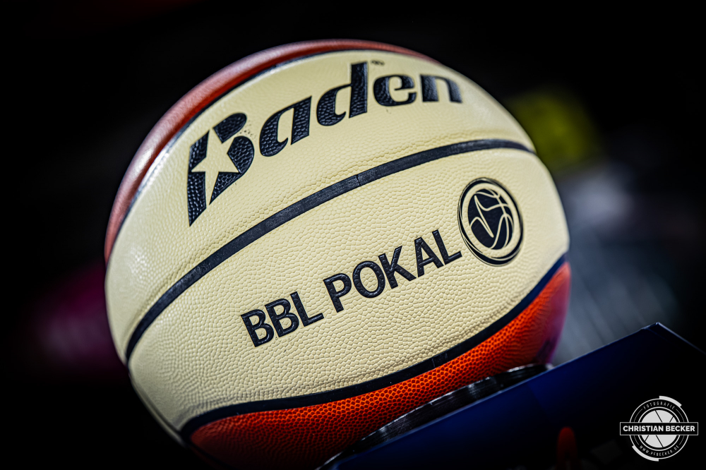 1. Basketball Bundesliga, easyCredit BBL, Saison 2025/2026, Herren, Pokal. Achtelfinale, 19.10.2025, RASTA Vechta - NINERS Chemnitz
Der Pokal Spielball der easyCredit Basketball Bundesliga
Schlüsselwörter: 1. Bundesliga;19.10.2025;Achtelfinale;BBL;Basketball;Chemnitz;NINERS;Pokal;RASTA;RASTA Dome;Saison 2025/2026;Vechta;easycredit