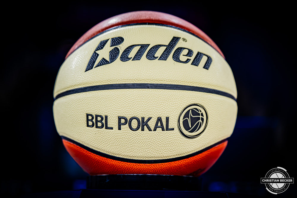 1. Basketball Bundesliga, easyCredit BBL, Saison 2025/2026, Herren, Pokal. Achtelfinale, 19.10.2025, RASTA Vechta - NINERS Chemnitz
Der Pokal Spielball der easyCredit Basketball Bundesliga
Schlüsselwörter: 1. Bundesliga;19.10.2025;Achtelfinale;BBL;Basketball;Chemnitz;NINERS;Pokal;RASTA;RASTA Dome;Saison 2025/2026;Vechta;easycredit