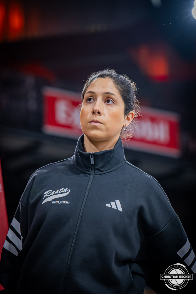 1. Basketball Bundesliga, easyCredit BBL, Saison 2025/2026, Herren, Pokal. Achtelfinale, 19.10.2025, RASTA Vechta - NINERS Chemnitz
Bea Santos (Physiotherapeutin - RASTA Vechta) vor der Partie
Schlüsselwörter: 1. Bundesliga;19.10.2025;Achtelfinale;BBL;Basketball;Chemnitz;NINERS;Pokal;RASTA;RASTA Dome;Saison 2025/2026;Vechta;easycredit