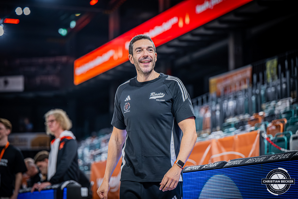1. Basketball Bundesliga, easyCredit BBL, Saison 2025/2026, Herren, Pokal. Achtelfinale, 19.10.2025, RASTA Vechta - NINERS Chemnitz
Miguel Zapata (Assistent Coach - RASTA Vechta) vor der Partie
Schlüsselwörter: 1. Bundesliga;19.10.2025;Achtelfinale;BBL;Basketball;Chemnitz;NINERS;Pokal;RASTA;RASTA Dome;Saison 2025/2026;Vechta;easycredit