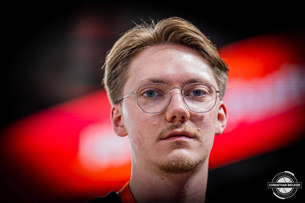 1. Basketball Bundesliga, easyCredit BBL, Saison 2025/2026, Herren, Pokal. Achtelfinale, 19.10.2025, RASTA Vechta - NINERS Chemnitz
Frederik Kreyenborg (Digital Content Manager - RASTA Vechta) vor der Partie
Schlüsselwörter: 1. Bundesliga;19.10.2025;Achtelfinale;BBL;Basketball;Chemnitz;NINERS;Pokal;RASTA;RASTA Dome;Saison 2025/2026;Vechta;easycredit