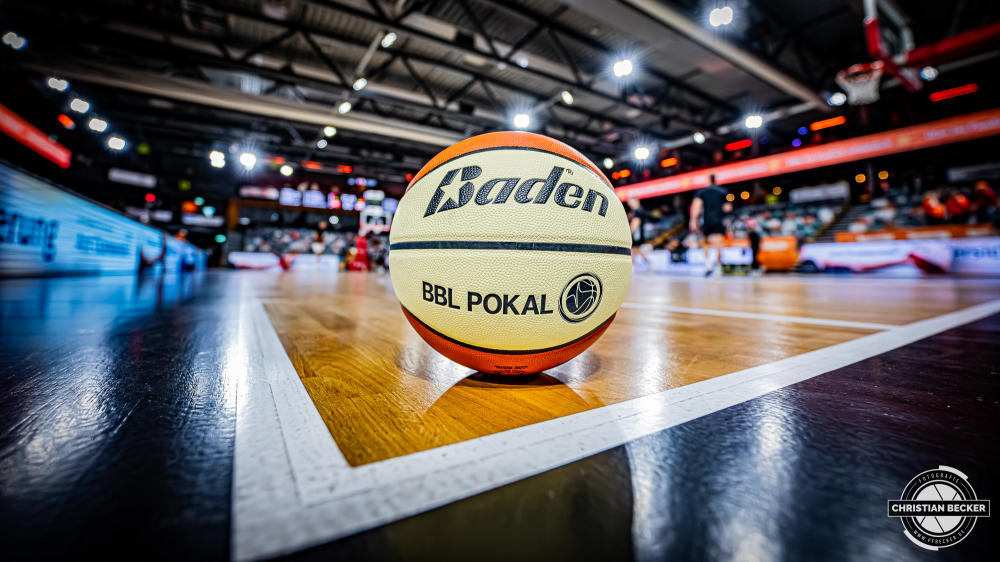 1. Basketball Bundesliga, easyCredit BBL, Saison 2025/2026, Herren, Pokal. Achtelfinale, 19.10.2025, RASTA Vechta - NINERS Chemnitz
Der Pokal Spielball der easyCredit Basketball Bundesliga
Schlüsselwörter: 1. Bundesliga;19.10.2025;Achtelfinale;BBL;Basketball;Chemnitz;NINERS;Pokal;RASTA;RASTA Dome;Saison 2025/2026;Vechta;easycredit