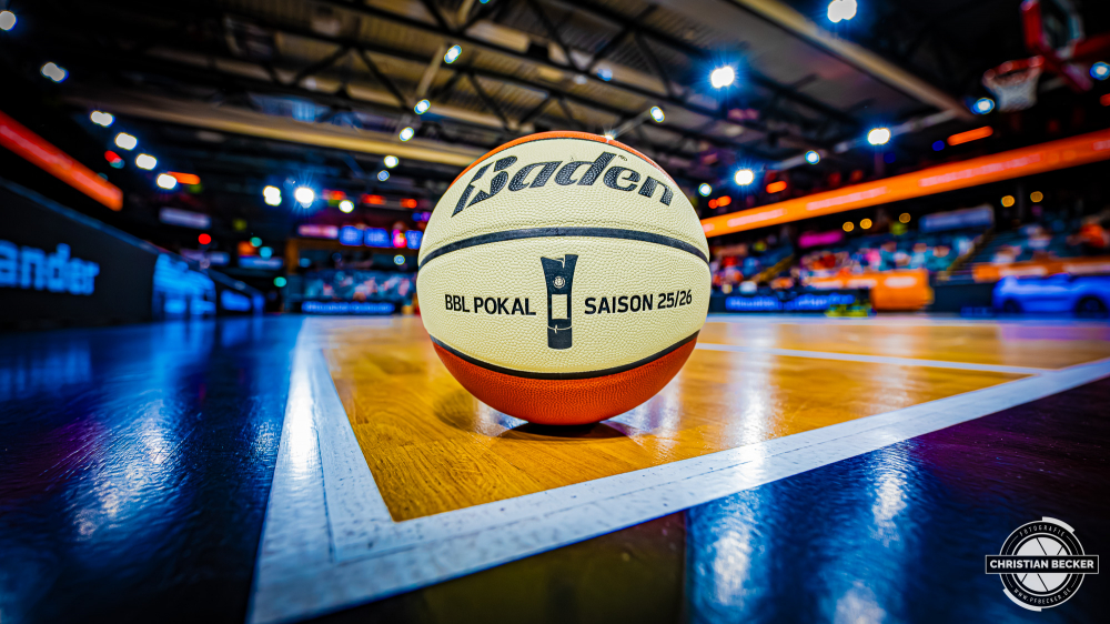 1. Basketball Bundesliga, easyCredit BBL, Saison 2025/2026, Herren, Pokal. Achtelfinale, 19.10.2025, RASTA Vechta - NINERS Chemnitz
Der Pokal Spielball der easyCredit Basketball Bundesliga
Schlüsselwörter: 1. Bundesliga;19.10.2025;Achtelfinale;BBL;Basketball;Chemnitz;NINERS;Pokal;RASTA;RASTA Dome;Saison 2025/2026;Vechta;easycredit