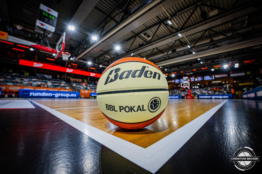 1. Basketball Bundesliga, easyCredit BBL, Saison 2025/2026, Herren, Pokal. Achtelfinale, 19.10.2025, RASTA Vechta - NINERS Chemnitz
Der Pokal Spielball der easyCredit Basketball Bundesliga
Schlüsselwörter: 1. Bundesliga;19.10.2025;Achtelfinale;BBL;Basketball;Chemnitz;NINERS;Pokal;RASTA;RASTA Dome;Saison 2025/2026;Vechta;easycredit