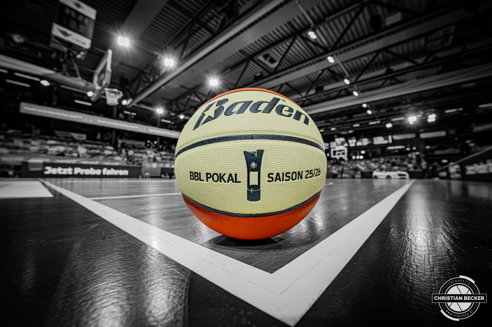 1. Basketball Bundesliga, easyCredit BBL, Saison 2025/2026, Herren, Pokal. Achtelfinale, 19.10.2025, RASTA Vechta - NINERS Chemnitz
Der Pokal Spielball der easyCredit Basketball Bundesliga
Schlüsselwörter: 1. Bundesliga;19.10.2025;Achtelfinale;BBL;Basketball;Chemnitz;NINERS;Pokal;RASTA;RASTA Dome;Saison 2025/2026;Vechta;easycredit