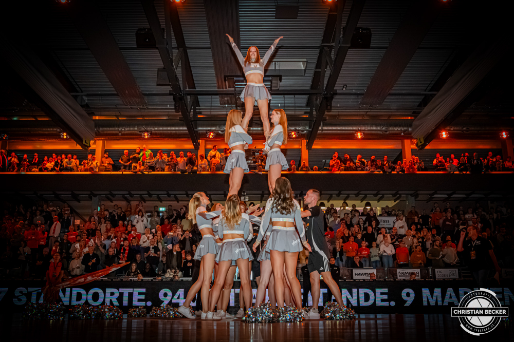 1. Basketball Bundesliga, easyCredit BBL, Saison 2025/2026, Herren, Pokal. Achtelfinale, 19.10.2025, RASTA Vechta - NINERS Chemnitz
Marleys (Cheerleader - RASTA Vechta) vor der Partie
Schlüsselwörter: 1. Bundesliga;19.10.2025;Achtelfinale;BBL;Basketball;Chemnitz;NINERS;Pokal;RASTA;RASTA Dome;Saison 2025/2026;Vechta;easycredit