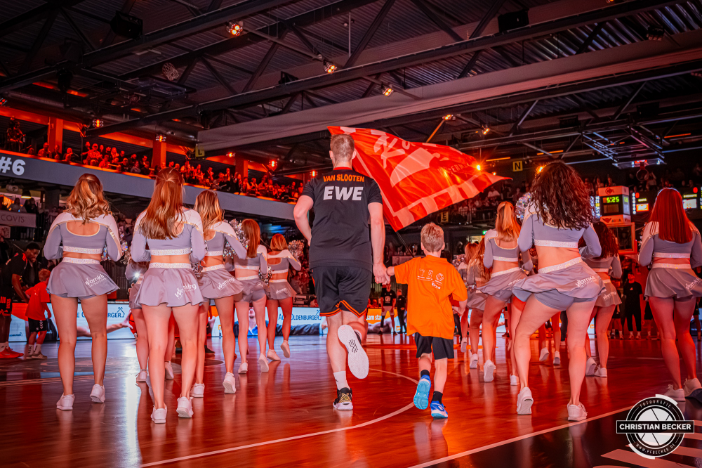 1. Basketball Bundesliga, easyCredit BBL, Saison 2025/2026, Herren, Pokal. Achtelfinale, 19.10.2025, RASTA Vechta - NINERS Chemnitz
Luc van Slooten (#6 - RASTA Vechta) und die Einlaufkinder vor der Partie
Schlüsselwörter: 1. Bundesliga;19.10.2025;Achtelfinale;BBL;Basketball;Chemnitz;NINERS;Pokal;RASTA;RASTA Dome;Saison 2025/2026;Vechta;easycredit