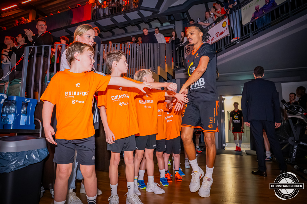 1. Basketball Bundesliga, easyCredit BBL, Saison 2025/2026, Herren, Pokal. Achtelfinale, 19.10.2025, RASTA Vechta - NINERS Chemnitz
Alonzo Verge (#11 - RASTA Vechta) und die Einlaufkinder vor der Partie
Schlüsselwörter: 1. Bundesliga;19.10.2025;Achtelfinale;BBL;Basketball;Chemnitz;NINERS;Pokal;RASTA;RASTA Dome;Saison 2025/2026;Vechta;easycredit