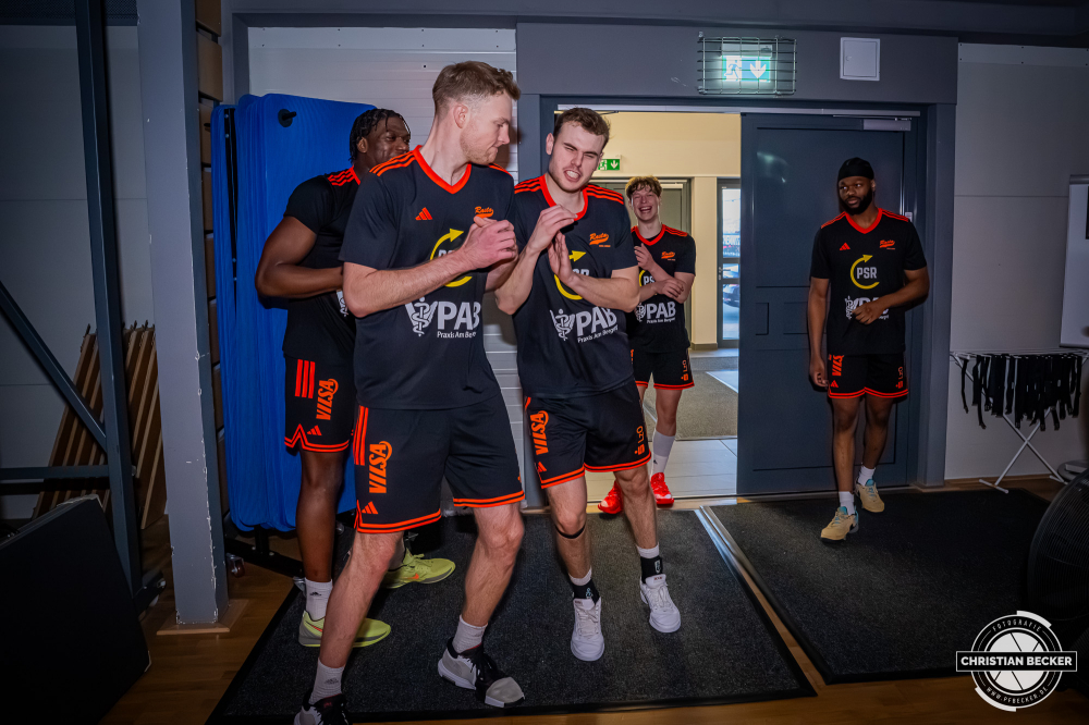 1. Basketball Bundesliga, easyCredit BBL, Saison 2025/2026, Herren, Pokal. Achtelfinale, 19.10.2025, RASTA Vechta - NINERS Chemnitz
Lars Thiemann (#21 - RASTA Vechta) und Linus Trettin (#15 - RASTA Vechta) vor der Partie
Schlüsselwörter: 1. Bundesliga;19.10.2025;Achtelfinale;BBL;Basketball;Chemnitz;NINERS;Pokal;RASTA;RASTA Dome;Saison 2025/2026;Vechta;easycredit