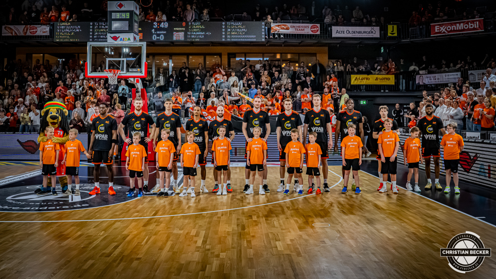 1. Basketball Bundesliga, easyCredit BBL, Saison 2025/2026, Herren, Pokal. Achtelfinale, 19.10.2025, RASTA Vechta - NINERS Chemnitz
Das Team von RASTA Vechta und die Einlaufkinder vor der Partie
Schlüsselwörter: 1. Bundesliga;19.10.2025;Achtelfinale;BBL;Basketball;Chemnitz;NINERS;Pokal;RASTA;RASTA Dome;Saison 2025/2026;Vechta;easycredit