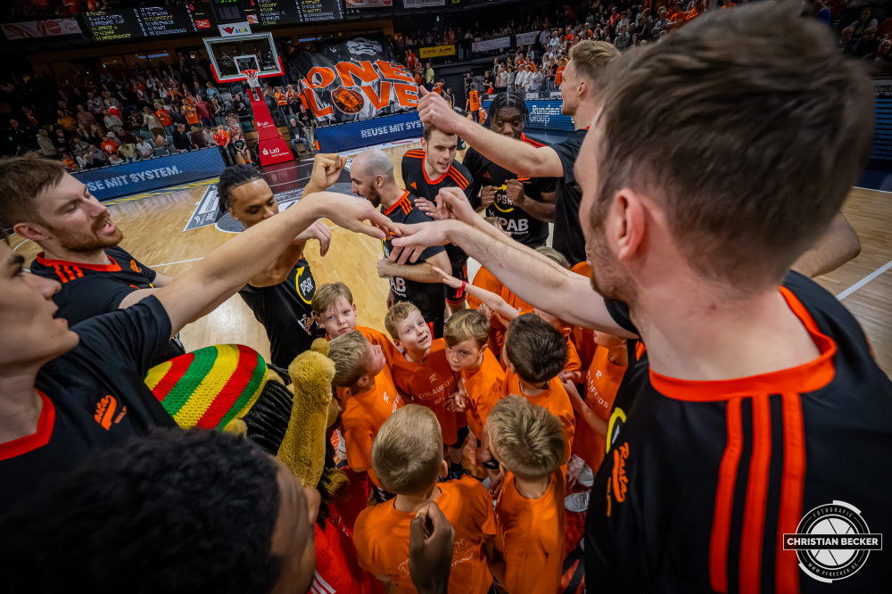 1. Basketball Bundesliga, easyCredit BBL, Saison 2025/2026, Herren, Pokal. Achtelfinale, 19.10.2025, RASTA Vechta - NINERS Chemnitz
Das Team von RASTA Vechta und die Einlaufkinder vor der Partie
Schlüsselwörter: 1. Bundesliga;19.10.2025;Achtelfinale;BBL;Basketball;Chemnitz;NINERS;Pokal;RASTA;RASTA Dome;Saison 2025/2026;Vechta;easycredit