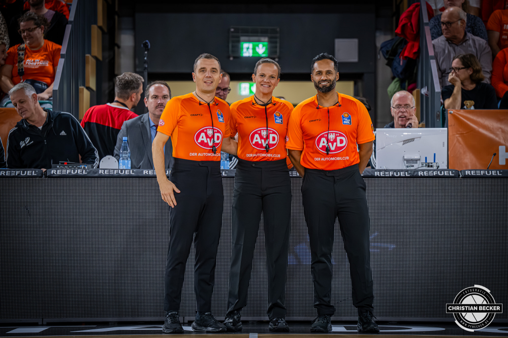 1. Basketball Bundesliga, easyCredit BBL, Saison 2025/2026, Herren, Pokal. Achtelfinale, 19.10.2025, RASTA Vechta - NINERS Chemnitz
Die Schiedsrichter Gentian Cici, Anne Panther und Radeesh Kattur vor der Partie
Schlüsselwörter: 1. Bundesliga;19.10.2025;Achtelfinale;BBL;Basketball;Chemnitz;NINERS;Pokal;RASTA;RASTA Dome;Saison 2025/2026;Vechta;easycredit