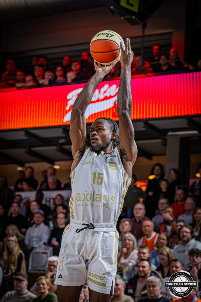 1. Basketball Bundesliga, easyCredit BBL, Saison 2025/2026, Herren, Pokal. Achtelfinale, 19.10.2025, RASTA Vechta - NINERS Chemnitz
Ty Brewer (#15 - NINERS Chemnitz) beim Jumpshot
Schlüsselwörter: 1. Bundesliga;19.10.2025;Achtelfinale;BBL;Basketball;Chemnitz;NINERS;Pokal;RASTA;RASTA Dome;Saison 2025/2026;Vechta;easycredit