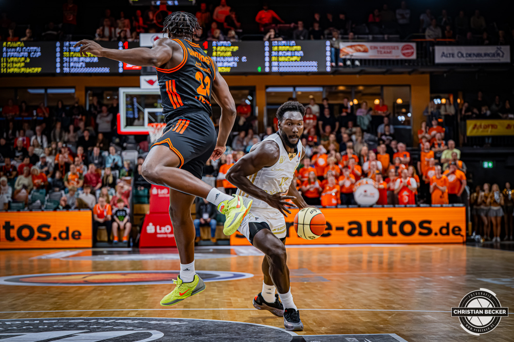 1. Basketball Bundesliga, easyCredit BBL, Saison 2025/2026, Herren, Pokal. Achtelfinale, 19.10.2025, RASTA Vechta - NINERS Chemnitz
Amadou Sow (#12 - NINERS Chemnitz) in Aktion
Schlüsselwörter: 1. Bundesliga;19.10.2025;Achtelfinale;BBL;Basketball;Chemnitz;NINERS;Pokal;RASTA;RASTA Dome;Saison 2025/2026;Vechta;easycredit