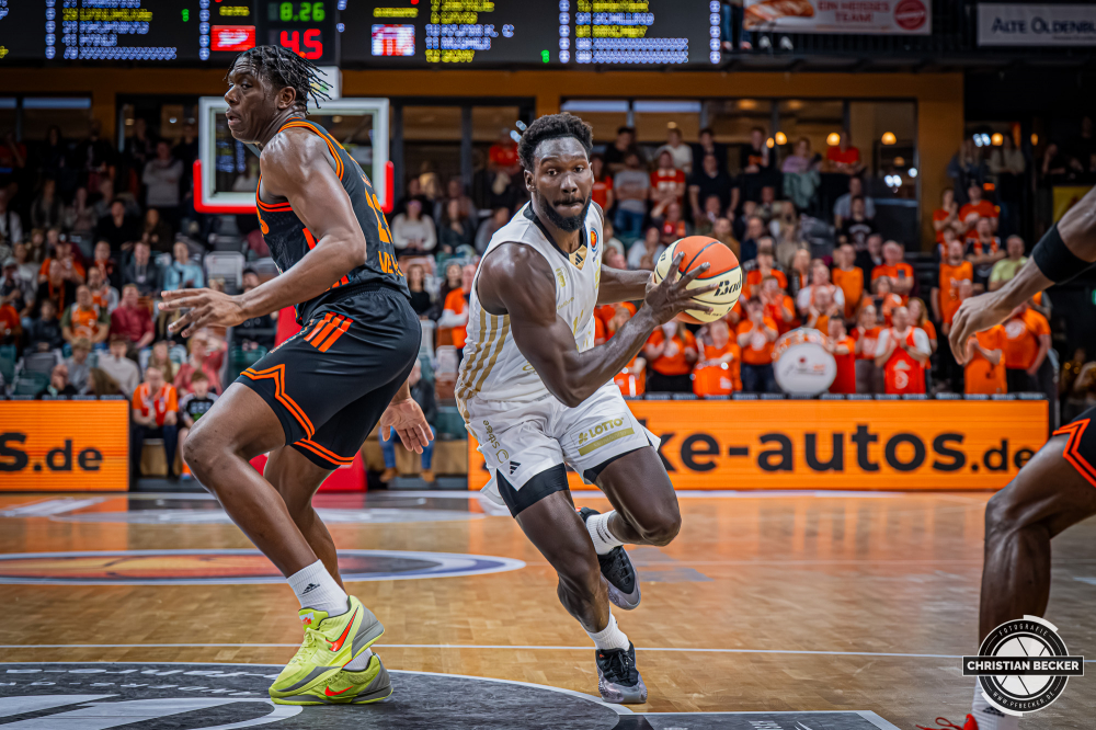 1. Basketball Bundesliga, easyCredit BBL, Saison 2025/2026, Herren, Pokal. Achtelfinale, 19.10.2025, RASTA Vechta - NINERS Chemnitz
Amadou Sow (#12 - NINERS Chemnitz) in Aktion
Schlüsselwörter: 1. Bundesliga;19.10.2025;Achtelfinale;BBL;Basketball;Chemnitz;NINERS;Pokal;RASTA;RASTA Dome;Saison 2025/2026;Vechta;easycredit