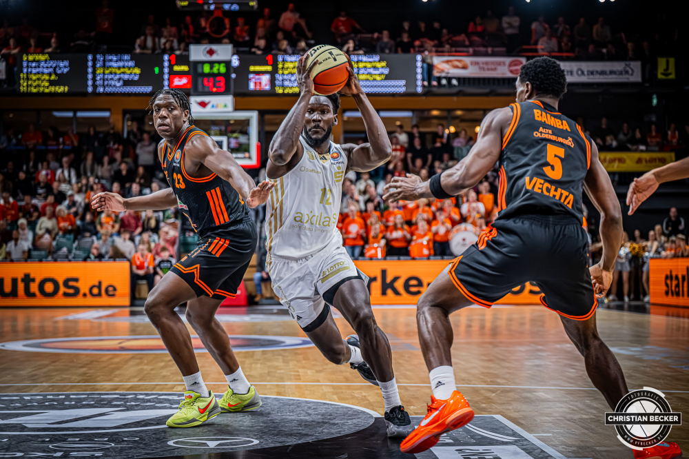 1. Basketball Bundesliga, easyCredit BBL, Saison 2025/2026, Herren, Pokal. Achtelfinale, 19.10.2025, RASTA Vechta - NINERS Chemnitz
Amadou Sow (#12 - NINERS Chemnitz) in Aktion
Schlüsselwörter: 1. Bundesliga;19.10.2025;Achtelfinale;BBL;Basketball;Chemnitz;NINERS;Pokal;RASTA;RASTA Dome;Saison 2025/2026;Vechta;easycredit