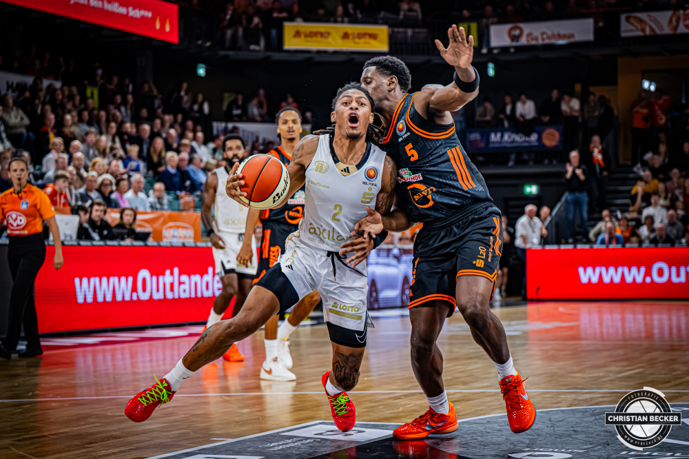 1. Basketball Bundesliga, easyCredit BBL, Saison 2025/2026, Herren, Pokal. Achtelfinale, 19.10.2025, RASTA Vechta - NINERS Chemnitz
Nike Sibande (#2 - NINERS Chemnitz) in Aktion
Schlüsselwörter: 1. Bundesliga;19.10.2025;Achtelfinale;BBL;Basketball;Chemnitz;NINERS;Pokal;RASTA;RASTA Dome;Saison 2025/2026;Vechta;easycredit