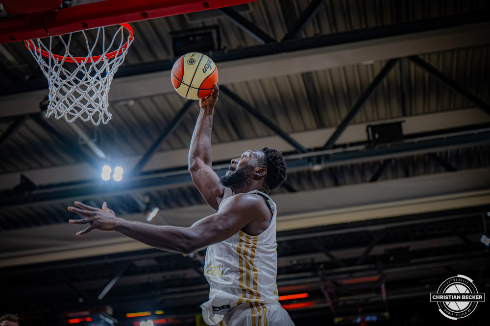 1. Basketball Bundesliga, easyCredit BBL, Saison 2025/2026, Herren, Pokal. Achtelfinale, 19.10.2025, RASTA Vechta - NINERS Chemnitz
Amadou Sow (#12 - NINERS Chemnitz) beim Korbleger
Schlüsselwörter: 1. Bundesliga;19.10.2025;Achtelfinale;BBL;Basketball;Chemnitz;NINERS;Pokal;RASTA;RASTA Dome;Saison 2025/2026;Vechta;easycredit
