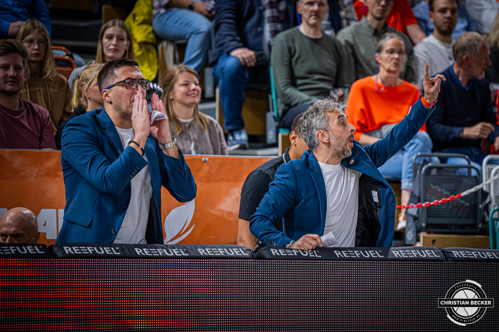 1. Basketball Bundesliga, easyCredit BBL, Saison 2025/2026, Herren, Pokal. Achtelfinale, 19.10.2025, RASTA Vechta - NINERS Chemnitz
Gjorgji Kochov (Assistent Coach - NINERS Chemnitz) und Pablo Del Tio Munoz (Assistent Coach - NINERS Chemnitz) w&auml;hrend der Partie
Schlüsselwörter: 1. Bundesliga;19.10.2025;Achtelfinale;BBL;Basketball;Chemnitz;NINERS;Pokal;RASTA;RASTA Dome;Saison 2025/2026;Vechta;easycredit