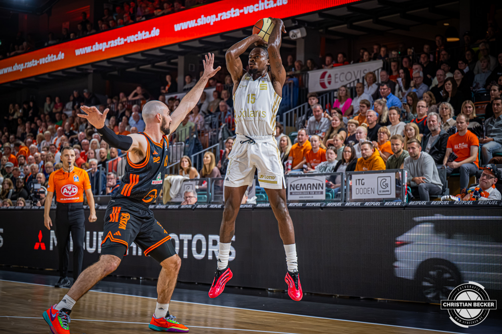 1. Basketball Bundesliga, easyCredit BBL, Saison 2025/2026, Herren, Pokal. Achtelfinale, 19.10.2025, RASTA Vechta - NINERS Chemnitz
Ty Brewer (#15 - NINERS Chemnitz) beim Jumpshot
Schlüsselwörter: 1. Bundesliga;19.10.2025;Achtelfinale;BBL;Basketball;Chemnitz;NINERS;Pokal;RASTA;RASTA Dome;Saison 2025/2026;Vechta;easycredit