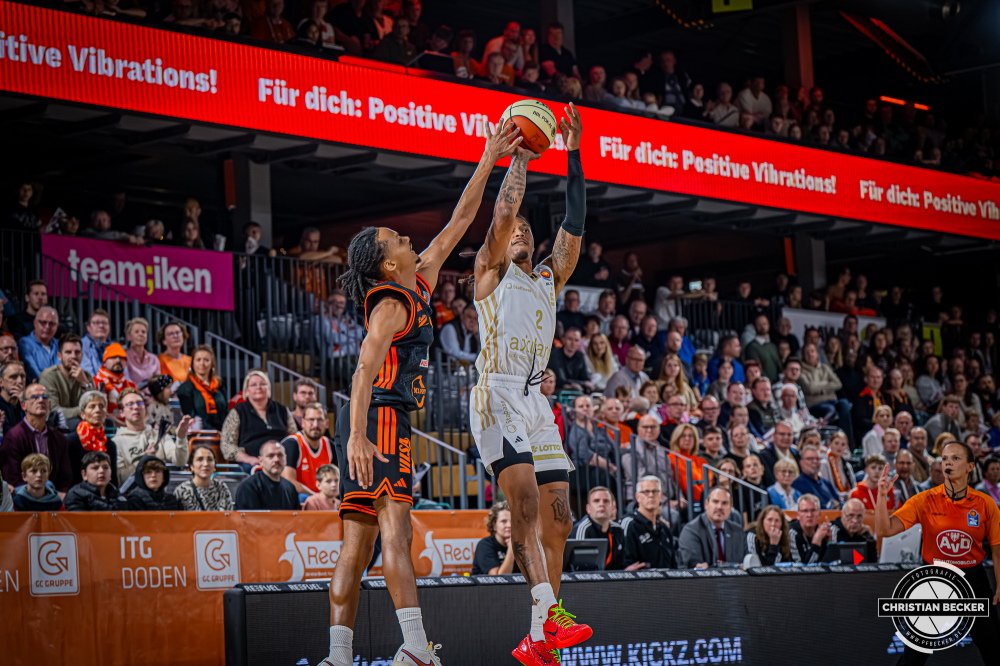 1. Basketball Bundesliga, easyCredit BBL, Saison 2025/2026, Herren, Pokal. Achtelfinale, 19.10.2025, RASTA Vechta - NINERS Chemnitz
Nike Sibande (#2 - NINERS Chemnitz) beim Jumpshot geblockt von Alonzo Verge (#11 - RASTA Vechta)
Schlüsselwörter: 1. Bundesliga;19.10.2025;Achtelfinale;BBL;Basketball;Chemnitz;NINERS;Pokal;RASTA;RASTA Dome;Saison 2025/2026;Vechta;easycredit