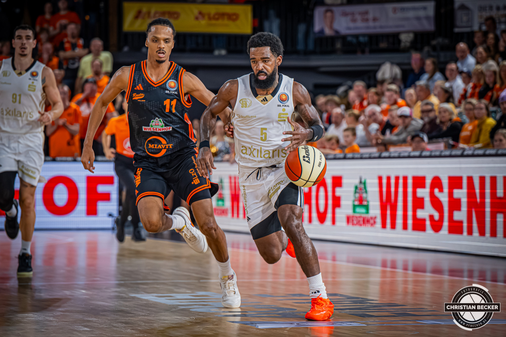1. Basketball Bundesliga, easyCredit BBL, Saison 2025/2026, Herren, Pokal. Achtelfinale, 19.10.2025, RASTA Vechta - NINERS Chemnitz
Corey Davis (#5 - NINERS Chemnitz) in Aktion gegen Alonzo Verge (#11 - RASTA Vechta)
Schlüsselwörter: 1. Bundesliga;19.10.2025;Achtelfinale;BBL;Basketball;Chemnitz;NINERS;Pokal;RASTA;RASTA Dome;Saison 2025/2026;Vechta;easycredit