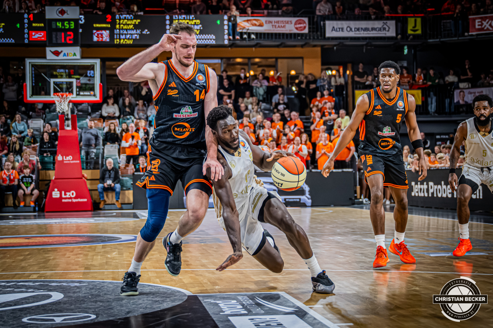 1. Basketball Bundesliga, easyCredit BBL, Saison 2025/2026, Herren, Pokal. Achtelfinale, 19.10.2025, RASTA Vechta - NINERS Chemnitz
Amadou Sow (#12 - NINERS Chemnitz) in Aktion
Schlüsselwörter: 1. Bundesliga;19.10.2025;Achtelfinale;BBL;Basketball;Chemnitz;NINERS;Pokal;RASTA;RASTA Dome;Saison 2025/2026;Vechta;easycredit