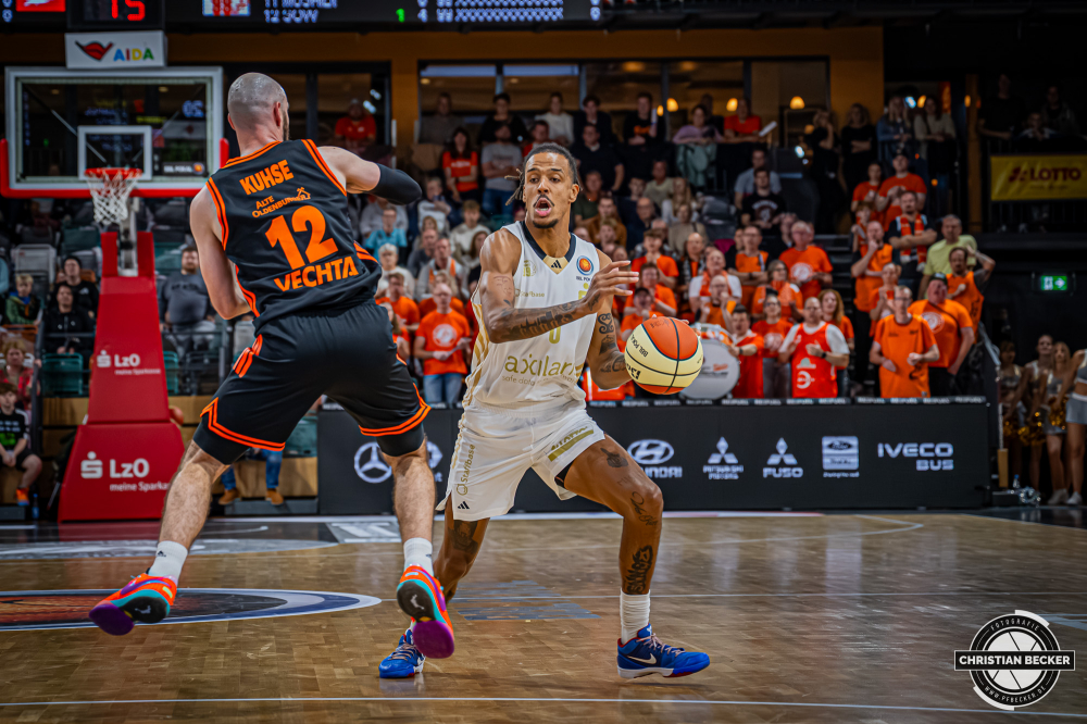 1. Basketball Bundesliga, easyCredit BBL, Saison 2025/2026, Herren, Pokal. Achtelfinale, 19.10.2025, RASTA Vechta - NINERS Chemnitz
Kevin Yebo (#0 - NINERS Chemnitz) in Aktion
Schlüsselwörter: 1. Bundesliga;19.10.2025;Achtelfinale;BBL;Basketball;Chemnitz;NINERS;Pokal;RASTA;RASTA Dome;Saison 2025/2026;Vechta;easycredit