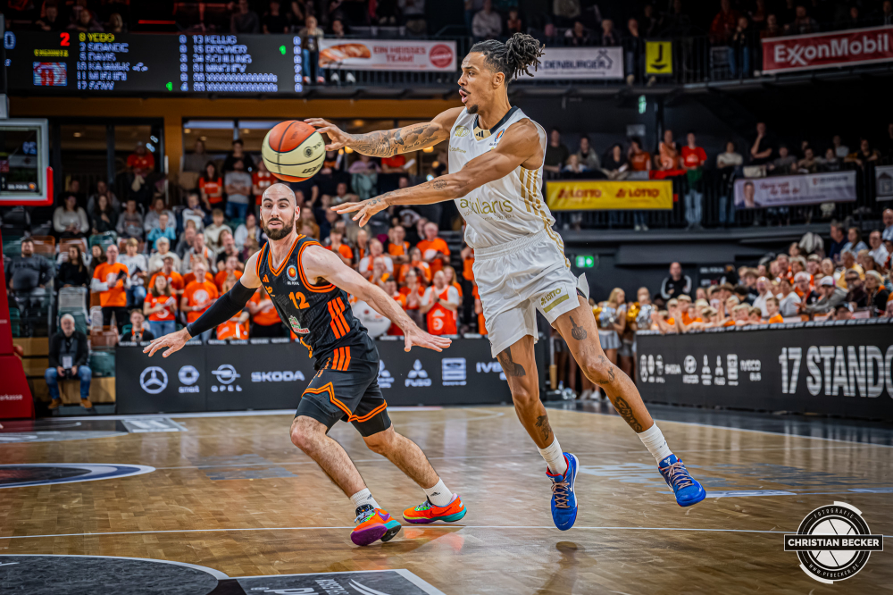 1. Basketball Bundesliga, easyCredit BBL, Saison 2025/2026, Herren, Pokal. Achtelfinale, 19.10.2025, RASTA Vechta - NINERS Chemnitz
Kevin Yebo (#0 - NINERS Chemnitz) in Aktion
Schlüsselwörter: 1. Bundesliga;19.10.2025;Achtelfinale;BBL;Basketball;Chemnitz;NINERS;Pokal;RASTA;RASTA Dome;Saison 2025/2026;Vechta;easycredit