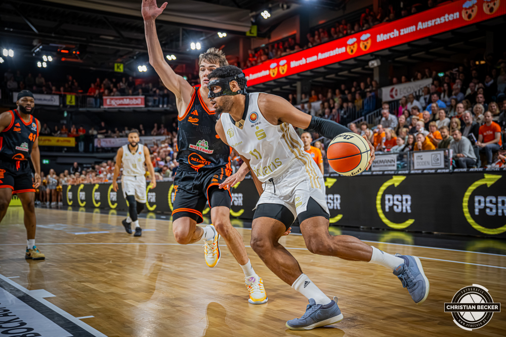 1. Basketball Bundesliga, easyCredit BBL, Saison 2025/2026, Herren, Pokal. Achtelfinale, 19.10.2025, RASTA Vechta - NINERS Chemnitz
Kostja Mushidi (#11 - NINERS Chemnitz) in Aktion
Schlüsselwörter: 1. Bundesliga;19.10.2025;Achtelfinale;BBL;Basketball;Chemnitz;NINERS;Pokal;RASTA;RASTA Dome;Saison 2025/2026;Vechta;easycredit