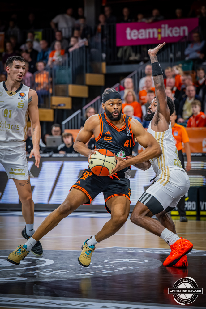 1. Basketball Bundesliga, easyCredit BBL, Saison 2025/2026, Herren, Pokal. Achtelfinale, 19.10.2025, RASTA Vechta - NINERS Chemnitz
Lloyd Pandi (#41 - RASTA Vechta) in Aktion
Schlüsselwörter: 1. Bundesliga;19.10.2025;Achtelfinale;BBL;Basketball;Chemnitz;NINERS;Pokal;RASTA;RASTA Dome;Saison 2025/2026;Vechta;easycredit