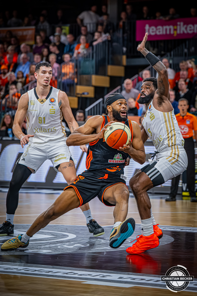 1. Basketball Bundesliga, easyCredit BBL, Saison 2025/2026, Herren, Pokal. Achtelfinale, 19.10.2025, RASTA Vechta - NINERS Chemnitz
Lloyd Pandi (#41 - RASTA Vechta) in Aktion
Schlüsselwörter: 1. Bundesliga;19.10.2025;Achtelfinale;BBL;Basketball;Chemnitz;NINERS;Pokal;RASTA;RASTA Dome;Saison 2025/2026;Vechta;easycredit