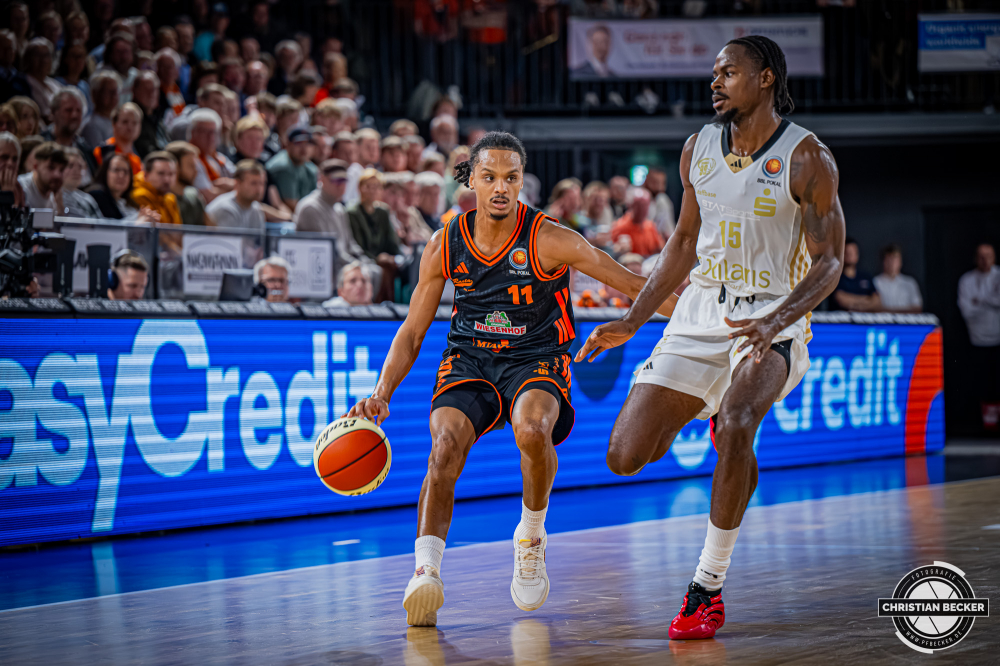1. Basketball Bundesliga, easyCredit BBL, Saison 2025/2026, Herren, Pokal. Achtelfinale, 19.10.2025, RASTA Vechta - NINERS Chemnitz
Alonzo Verge (#11 - RASTA Vechta) in Aktion
Schlüsselwörter: 1. Bundesliga;19.10.2025;Achtelfinale;BBL;Basketball;Chemnitz;NINERS;Pokal;RASTA;RASTA Dome;Saison 2025/2026;Vechta;easycredit