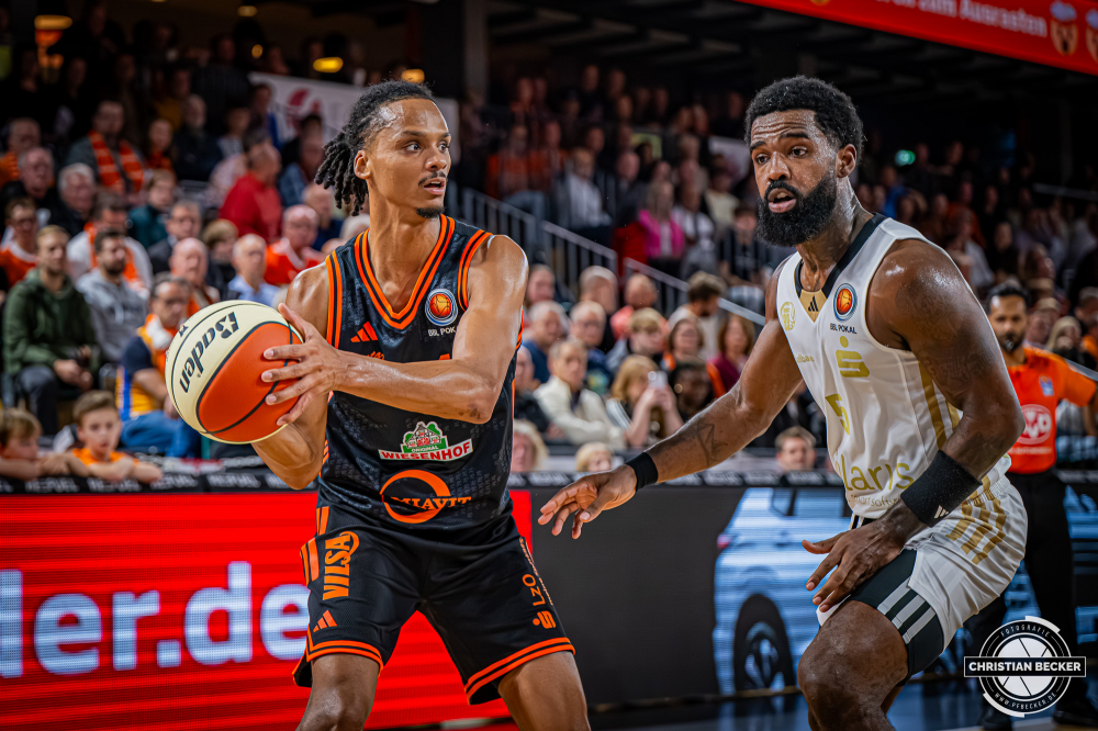 1. Basketball Bundesliga, easyCredit BBL, Saison 2025/2026, Herren, Pokal. Achtelfinale, 19.10.2025, RASTA Vechta - NINERS Chemnitz
Alonzo Verge (#11 - RASTA Vechta) in Aktion
Schlüsselwörter: 1. Bundesliga;19.10.2025;Achtelfinale;BBL;Basketball;Chemnitz;NINERS;Pokal;RASTA;RASTA Dome;Saison 2025/2026;Vechta;easycredit