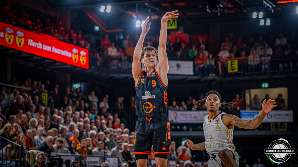 1. Basketball Bundesliga, easyCredit BBL, Saison 2025/2026, Herren, Pokal. Achtelfinale, 19.10.2025, RASTA Vechta - NINERS Chemnitz
Joschka Ferner (#9 - RASTA Vechta) beim Jumpshot
Schlüsselwörter: 1. Bundesliga;19.10.2025;Achtelfinale;BBL;Basketball;Chemnitz;NINERS;Pokal;RASTA;RASTA Dome;Saison 2025/2026;Vechta;easycredit