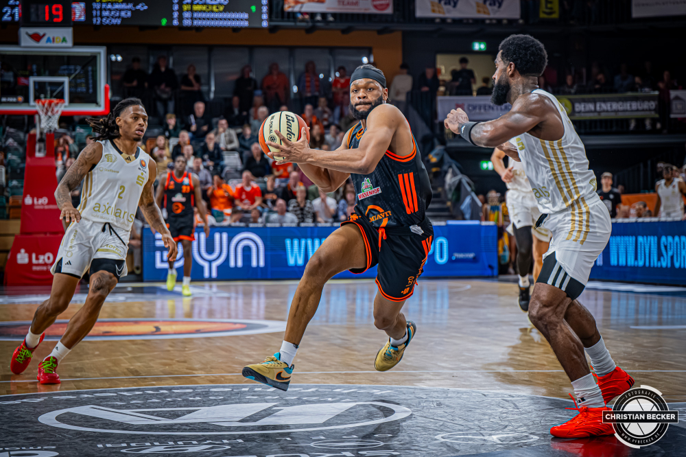 1. Basketball Bundesliga, easyCredit BBL, Saison 2025/2026, Herren, Pokal. Achtelfinale, 19.10.2025, RASTA Vechta - NINERS Chemnitz
Lloyd Pandi (#41 - RASTA Vechta) in Aktion
Schlüsselwörter: 1. Bundesliga;19.10.2025;Achtelfinale;BBL;Basketball;Chemnitz;NINERS;Pokal;RASTA;RASTA Dome;Saison 2025/2026;Vechta;easycredit