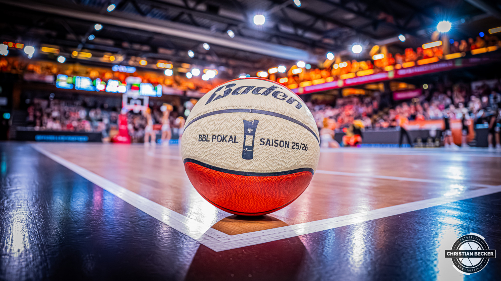 1. Basketball Bundesliga, easyCredit BBL, Saison 2025/2026, Herren, Pokal. Achtelfinale, 19.10.2025, RASTA Vechta - NINERS Chemnitz
Der Pokal Spielball der easyCredit Basketball Bundesliga
Schlüsselwörter: 1. Bundesliga;19.10.2025;Achtelfinale;BBL;Basketball;Chemnitz;NINERS;Pokal;RASTA;RASTA Dome;Saison 2025/2026;Vechta;easycredit