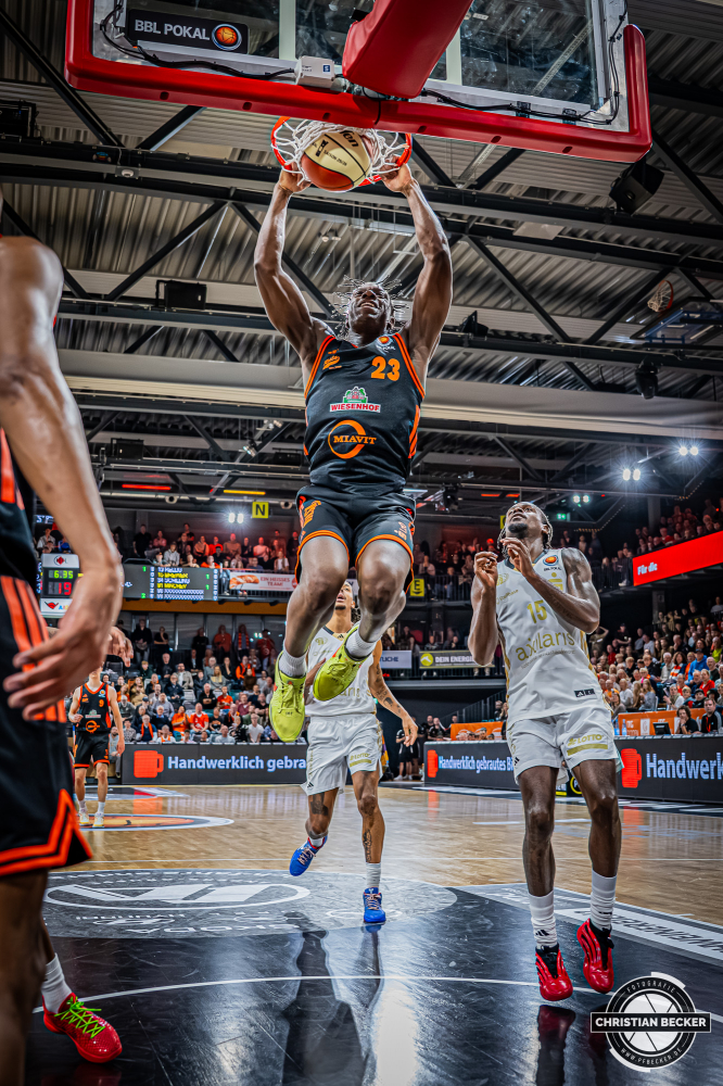 1. Basketball Bundesliga, easyCredit BBL, Saison 2025/2026, Herren, Pokal. Achtelfinale, 19.10.2025, RASTA Vechta - NINERS Chemnitz
Malcolm Dandridge (#23 - RASTA Vechta) beim Dunk
Schlüsselwörter: 1. Bundesliga;19.10.2025;Achtelfinale;BBL;Basketball;Chemnitz;NINERS;Pokal;RASTA;RASTA Dome;Saison 2025/2026;Vechta;easycredit