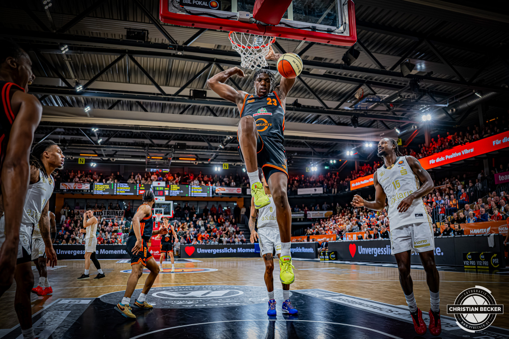 1. Basketball Bundesliga, easyCredit BBL, Saison 2025/2026, Herren, Pokal. Achtelfinale, 19.10.2025, RASTA Vechta - NINERS Chemnitz
Malcolm Dandridge (#23 - RASTA Vechta) beim Dunk
Schlüsselwörter: 1. Bundesliga;19.10.2025;Achtelfinale;BBL;Basketball;Chemnitz;NINERS;Pokal;RASTA;RASTA Dome;Saison 2025/2026;Vechta;easycredit