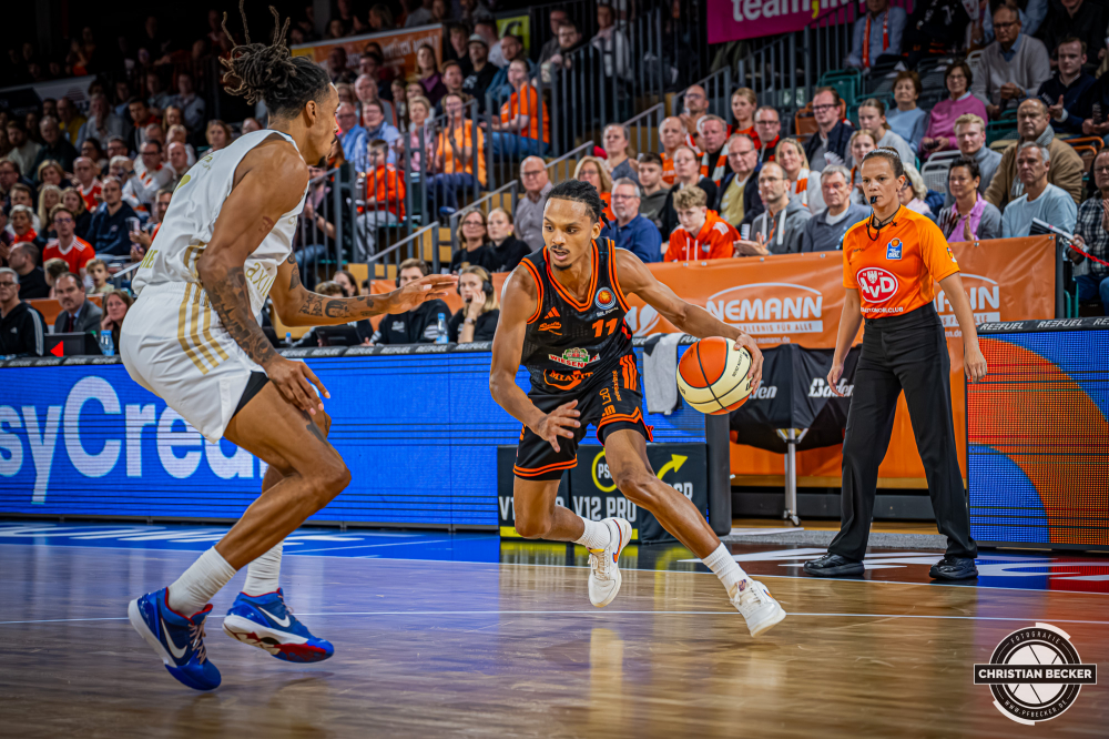 1. Basketball Bundesliga, easyCredit BBL, Saison 2025/2026, Herren, Pokal. Achtelfinale, 19.10.2025, RASTA Vechta - NINERS Chemnitz
Alonzo Verge (#11 - RASTA Vechta) in Aktion
Schlüsselwörter: 1. Bundesliga;19.10.2025;Achtelfinale;BBL;Basketball;Chemnitz;NINERS;Pokal;RASTA;RASTA Dome;Saison 2025/2026;Vechta;easycredit